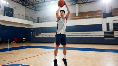 NBA球员在赛场上高高跃起投篮的精彩瞬间