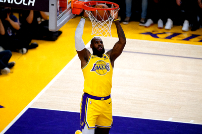 勒布朗·詹姆斯在NBA比赛中完成一次精彩扣篮的体育摄影图片