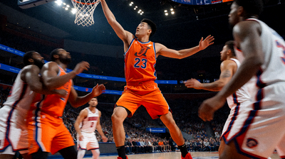 星空综合篮球资讯：NBA季后赛对决，球员激烈拼抢篮球比赛现场